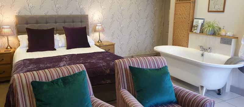 Luxury Hotel Bedroom Freestanding Bath