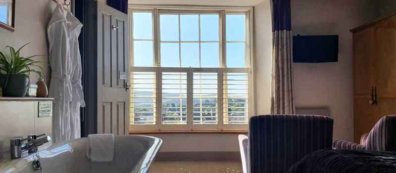 Bedroom 2 Suite, Bath in Bedroom Frestanding